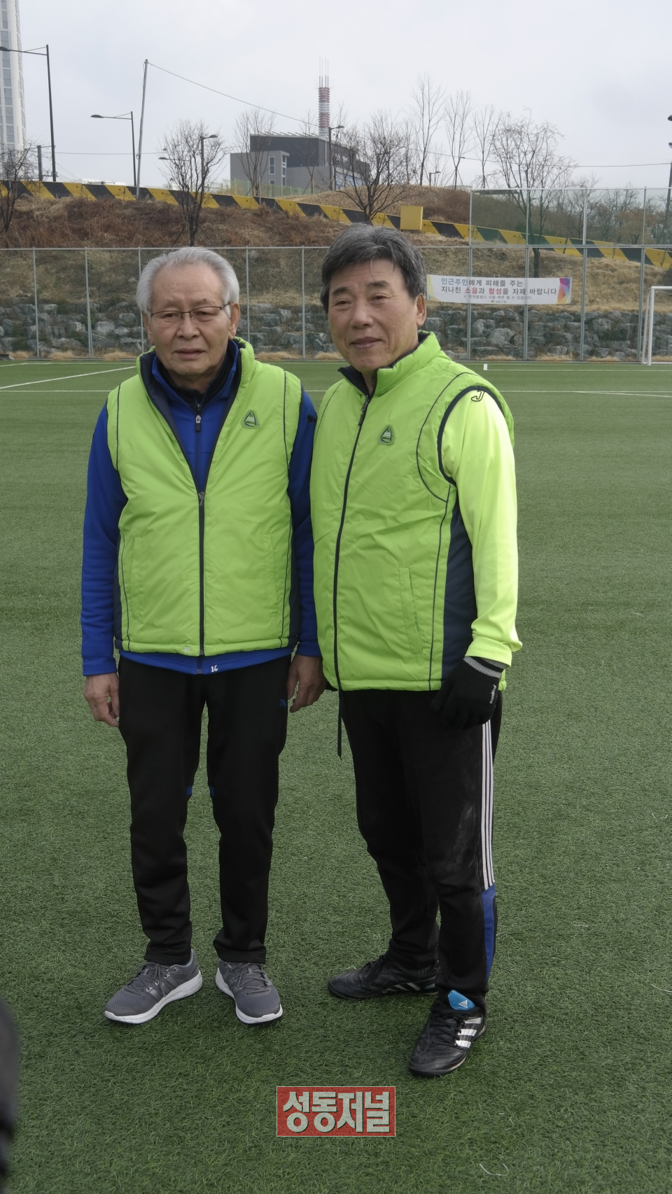한국장수축구협회 김길문 회장(오른쪽)과 성동구지회 오영선 회장