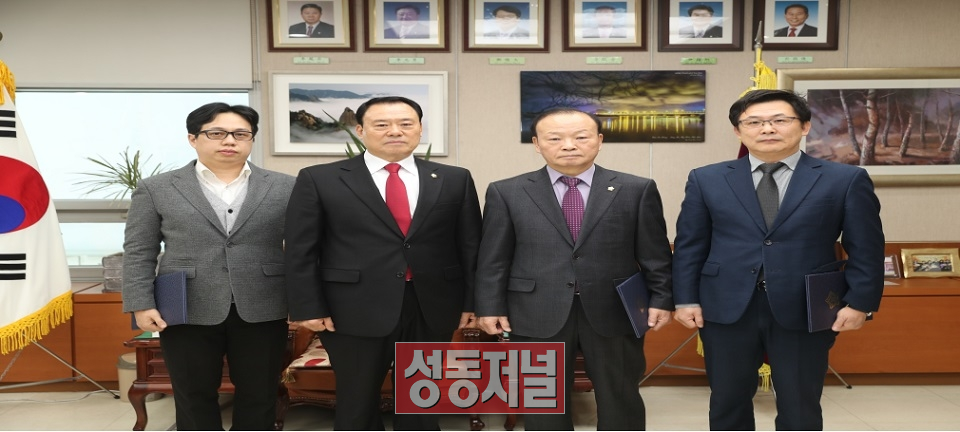 왼쪽부터 유경선 공인회계사, 김달호 의장, 박정기 결산대표의원, 김진필 공인회계사