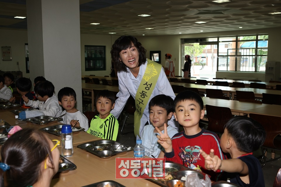 김현주 전 구의원이 구의원 시절 관내 학교의 급식 현장을 방문해 아이들과 이야기를 나누고 있다