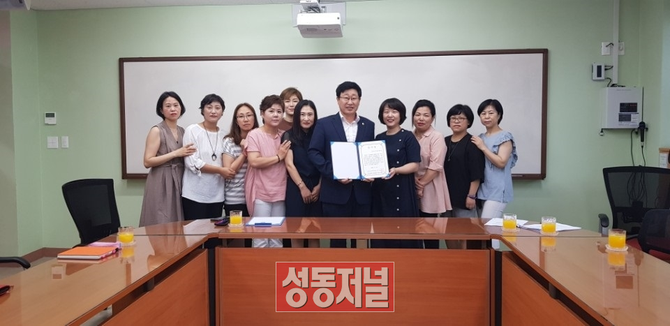 김기대 시의원이 도선고등학교 개교에 대한 공로를 인정받아 직원들과 학부모들로부터 감사장을 수여받았다.