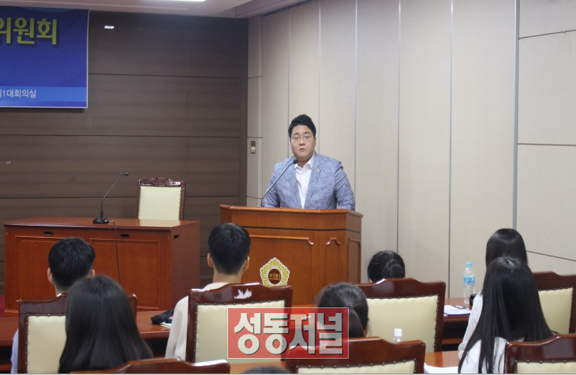 이동현 시의원이 청소년들의 요구로 시의회 대표로 간담회에 참석해 인사말을 하고 있다.
