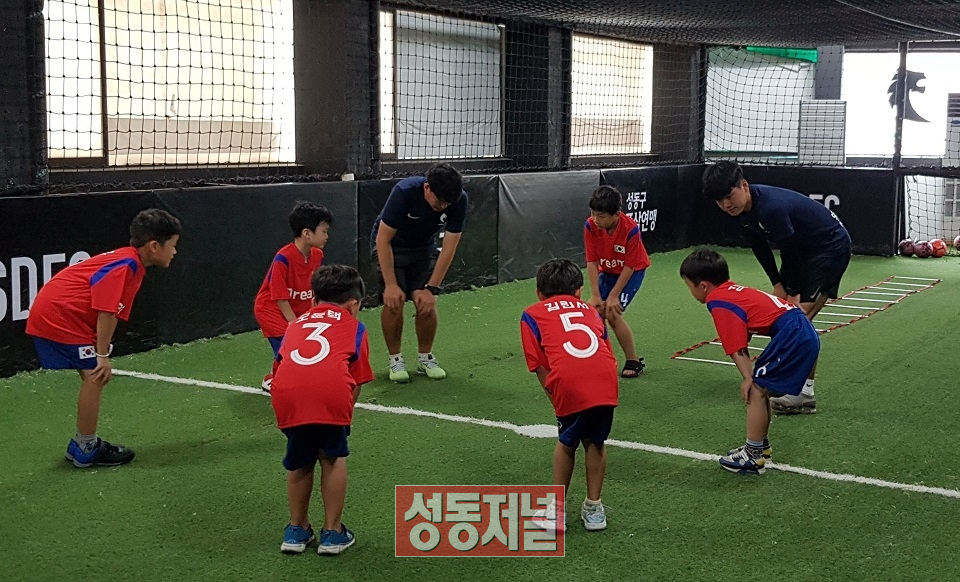 6명의 어린이들은 성동FC 고용필 감독으로부터 기초체력 훈련, 패스, 슛 등 축구 기법을 배우고 있다