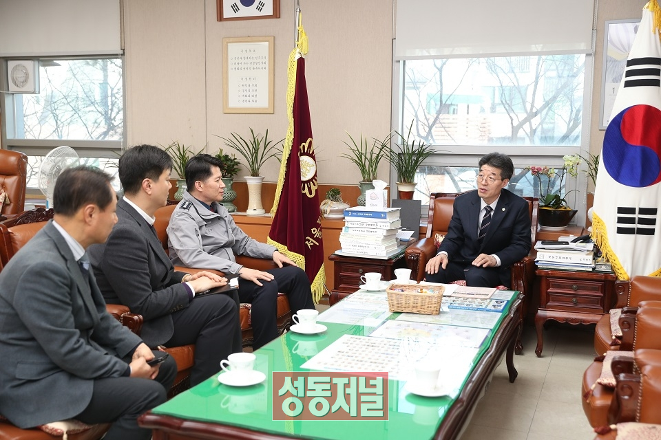 김종곤 의장이 성동경찰서 관계자들과 면담하고 있다.