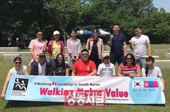 다통해 서포터즈 회원들이 지난 6월 개최된 성동구민 한마음 걷기대회에서 활동하는 모습