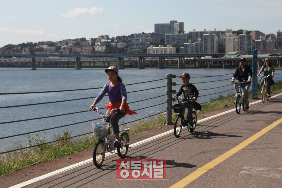 성동구민들이 즐겁고 안전하게 자전거를 즐기고 있는 모습