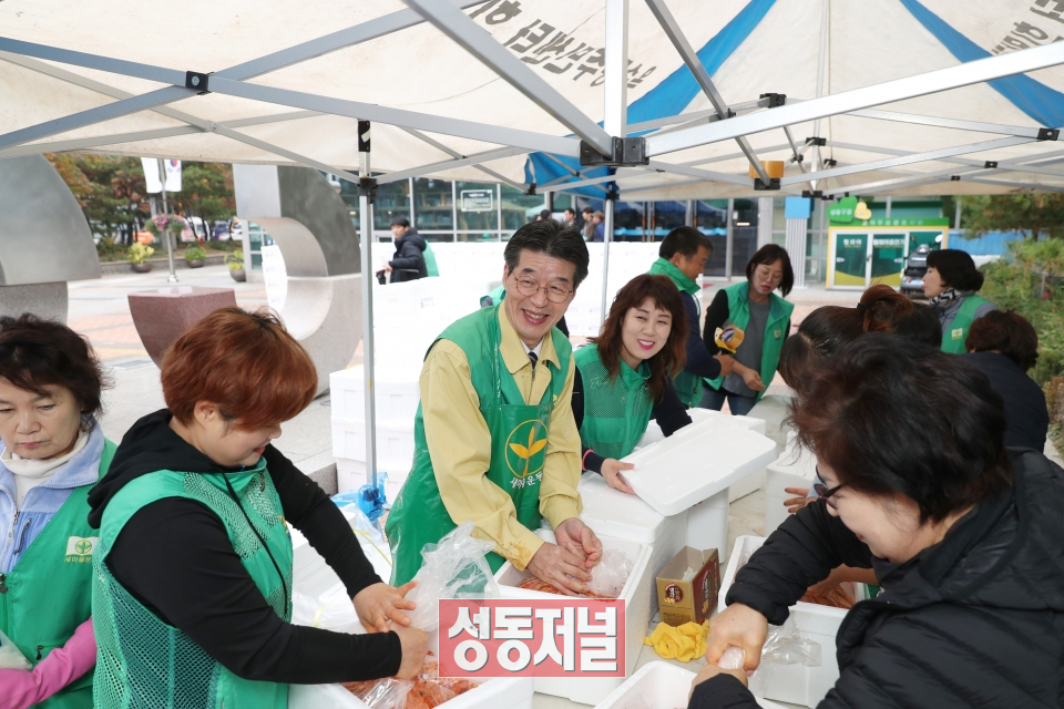 김종곤 의장이 새마을부녀회 김장김치 나눔행사에서 봉사활동을 하고 있다