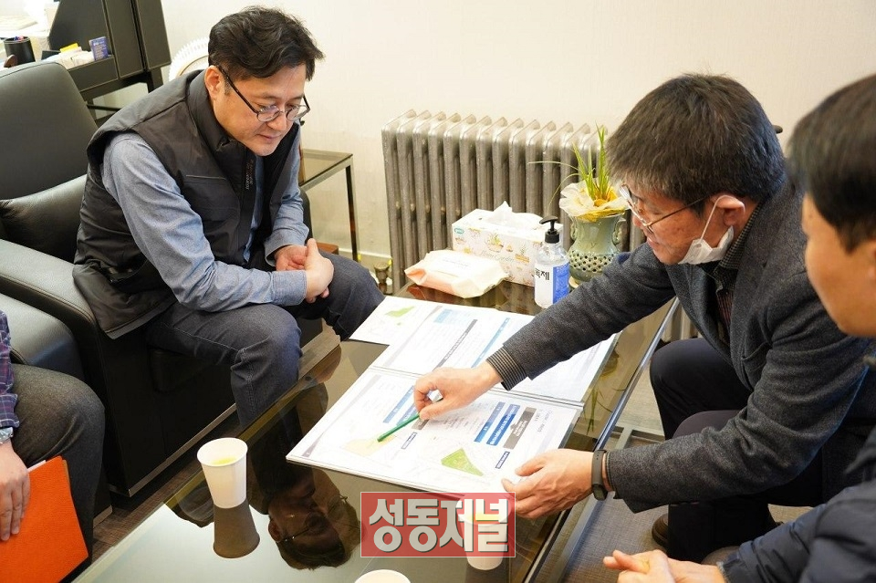 홍익표 의원이 서울시 공공개발추진단으로부터 삼표레미콘 이전을 위한 도시관리변경계획안을 보고받고 있다.
