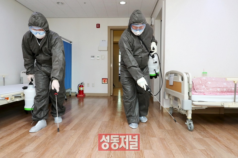성동구의 한 요양병원에서 구청관계자들이 코로나19 예방을 위해 방역 작업을 하고 있다.
