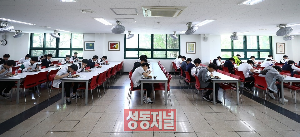 코로나19로 점심시간 학생들이 코로나19 감염 차단을 위해 한쪽으로만 식사하고 있다. (사진=뉴시스)