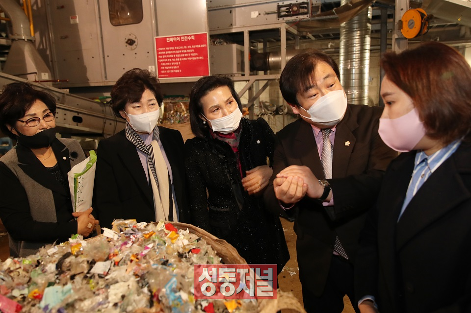 성동구의회 생활정책연구회 의원들이 하남시 쓰레기 소각시설을 방문해 비교시찰하고 있다.