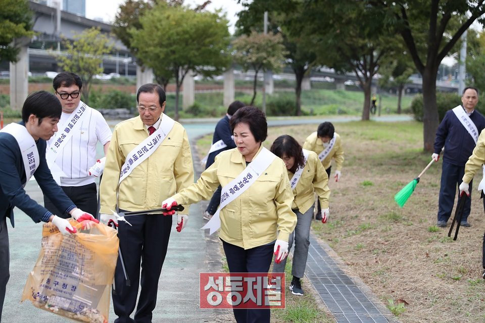 박영희 의원이 지역을 돌며 쓰레기 줍기 봉사활동에 나서고 있다