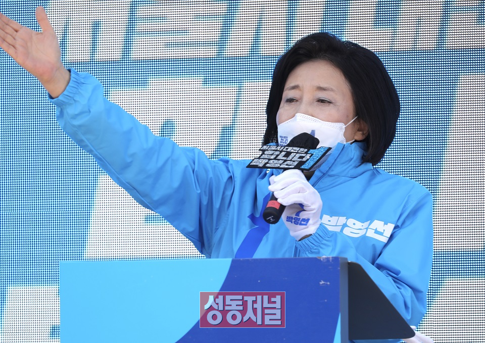 박영선 후보가 성동구 왕십리광장에서 선거유세를 이어가고 있다.