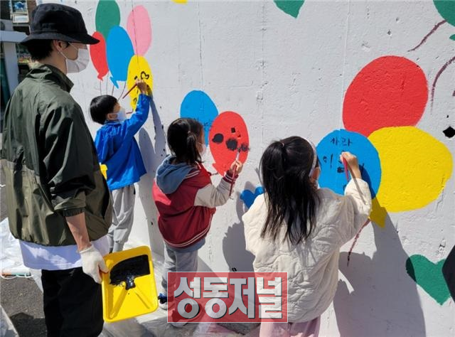 1365 자원봉사자와 어린이집 원아들이 거주자우선주차장 벽화 그리기에 나서고 있다
