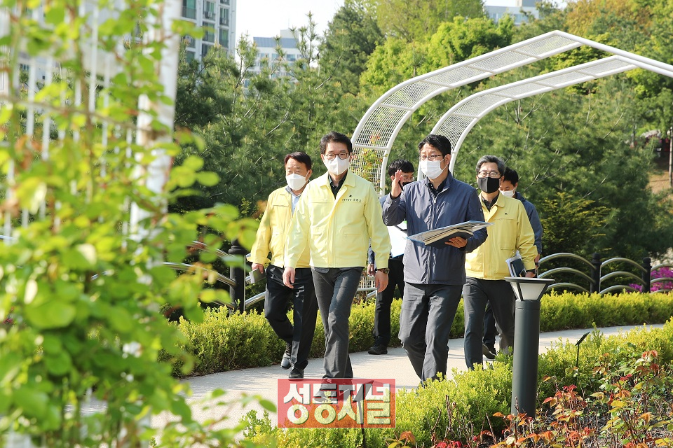 대현산 근린공원 장미원 일대 현장 점검에 나서고 있는 정원오 성동구청장