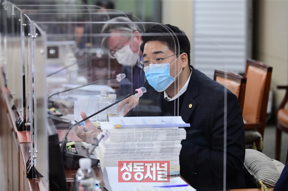이동현 서울시의원이 행정사무감사에서 질의에 나서고 있다
