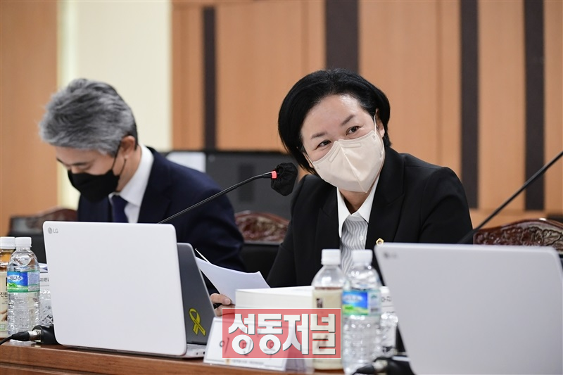 서울시의회 이민옥 의원이 행정사무감사에서 질의하고 있다.