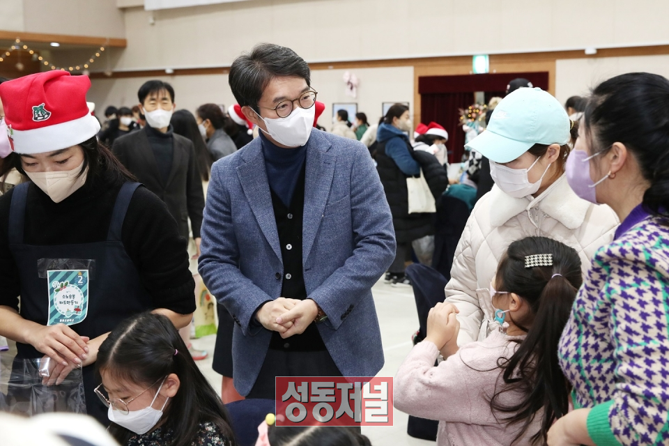 정원오 구청장이 성동혁신교육 연합 학부모 창의한마당에서 학부모들의 의견을 청취하고 있다.