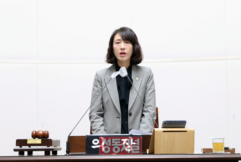 성동구의회 김현주 의장이 임시회를 개회하고 개회사를 하고 있다.