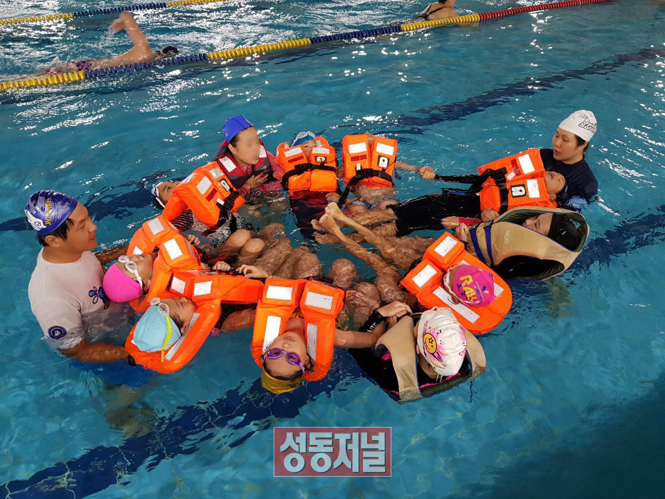 지난 2019년 생존수영 수업에서 어린이들이 부모님과 함께 실습을 하는 모습.