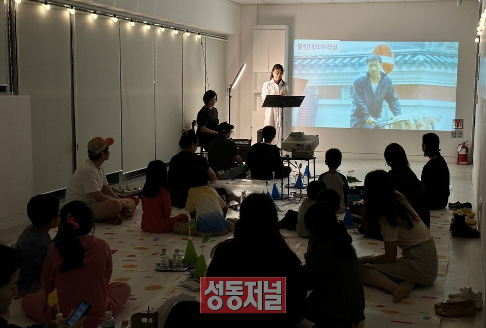 성동구 창의예술놀터가 지난달 22일 총 23가족이 참여한 가운데창의예술테라스 별빛영화제를 개최했다.