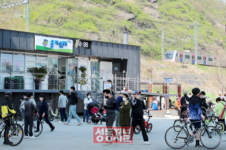 자전거를 타는 주민들로 붐비는 성동구 중랑천 용비쉼터의 모습