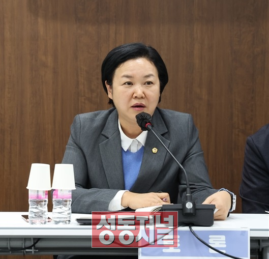 이민옥 시의원이 서울시 및 교육청 예산분석 토론회에서 토론자로 나섰다.