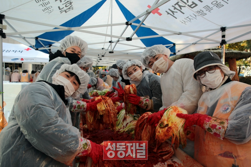 지난 18일 대원제약 임직원과 적십자 봉사원들이 사랑의 김장나누기 행사를 개최했다.