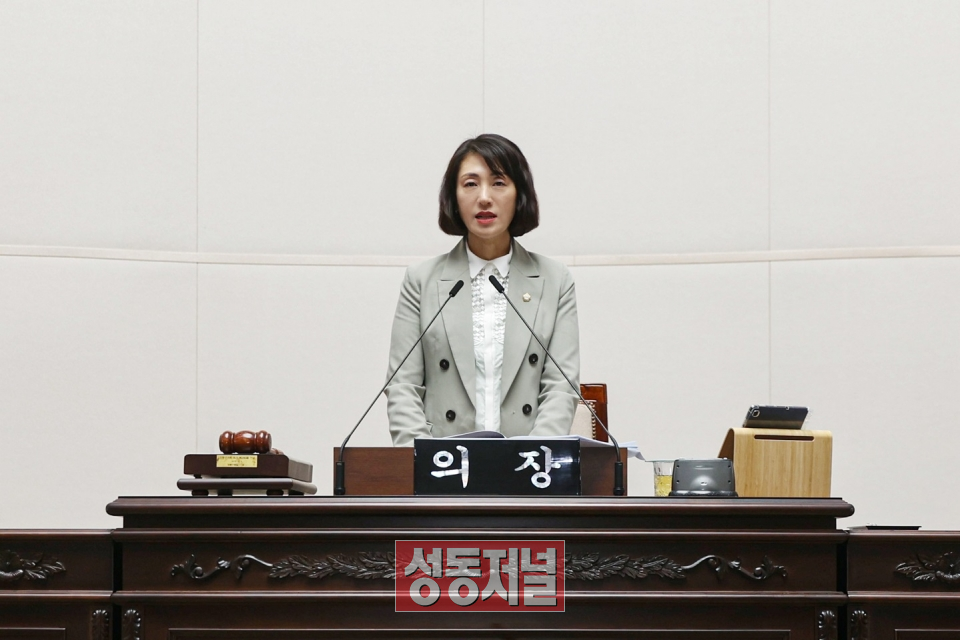 김현주 의장이 277회 임시회 개회를 선언하고 있다.