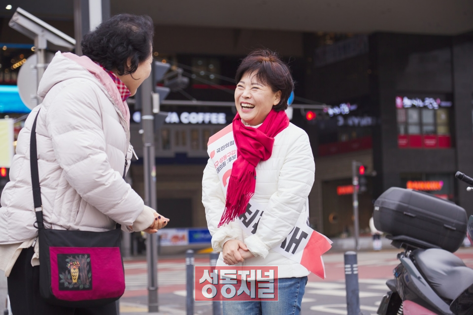 윤희숙 후보가 왕십리광장 앞에서 지역민들에게 반갑게 인사하고 있다.