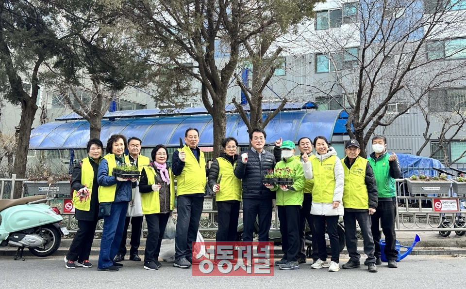 동구 성수2가제3동 주민자치회가 봄맞이 꽃모식재로 마을 환경정비에 나섰다.