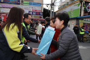 성동소방서, 전통시장에 소화기 전달... 안전 종합 캠페인