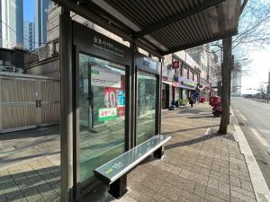 '겨울은 따뜻, 여름은 시원'... 성동구, 버스정류장 냉ㆍ온열 의자 설치