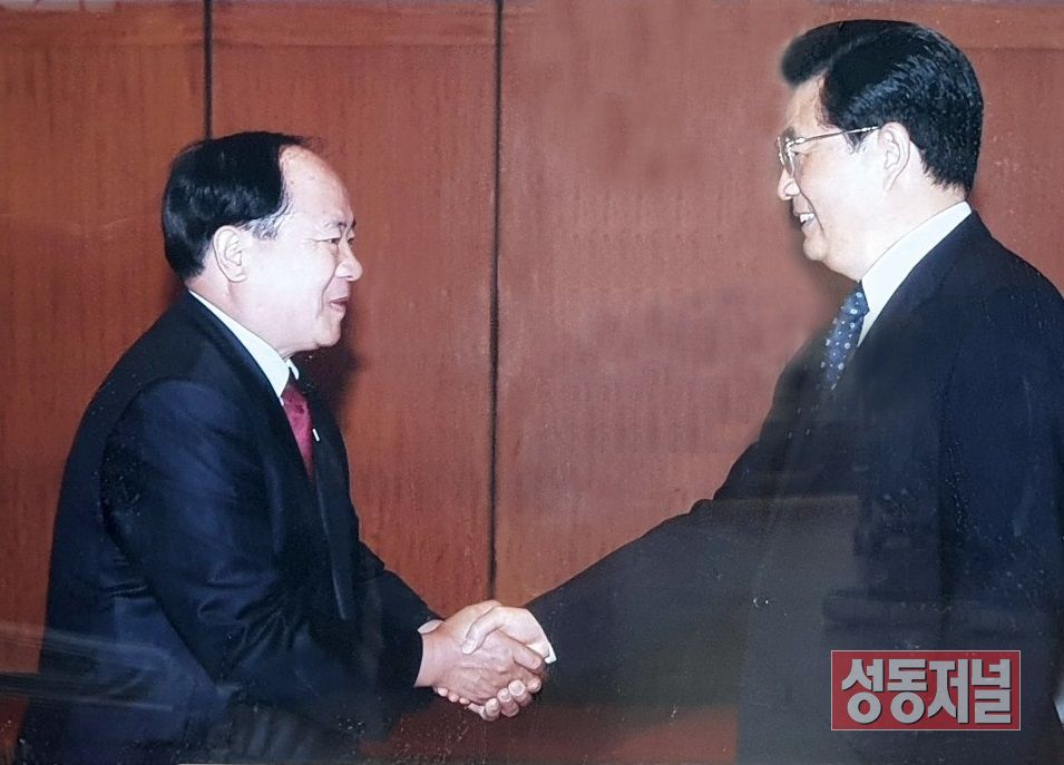 지난 2005년 APEC 참석 차 방한한 후진타오 전 국가주석과 장경래 위원장의 면담 장면