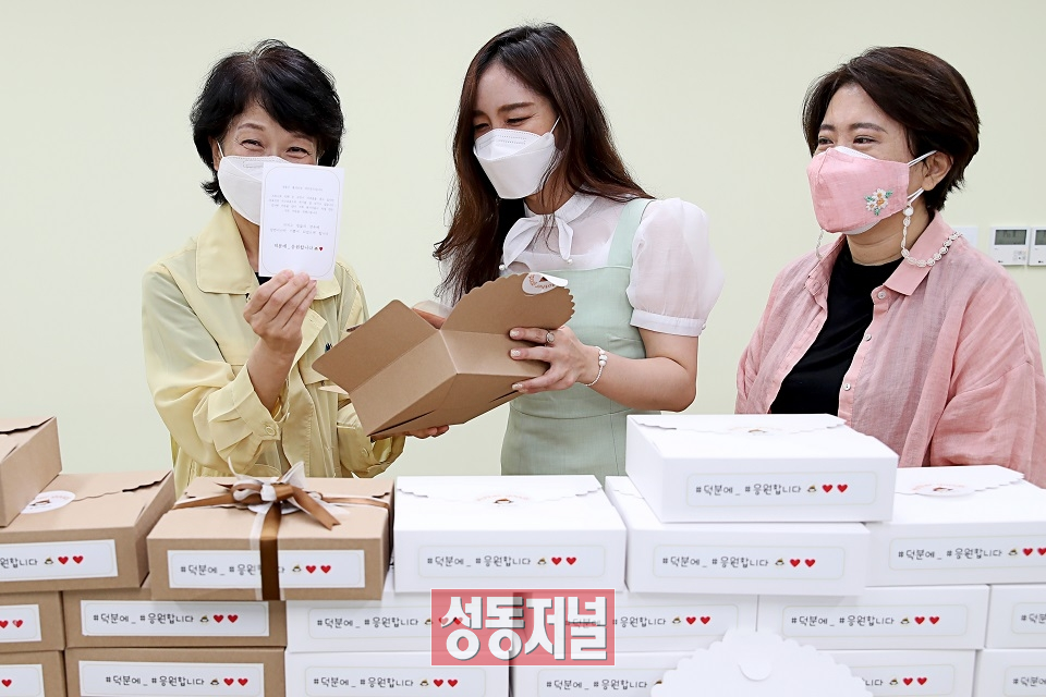김경희 성동구보건소장이 박스에 있는 편지를 꺼내보이고있는 모습