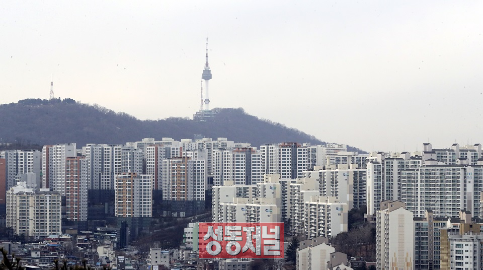서울 성동구 응봉산에서 바라본 도심 아파트 단지의 모습.