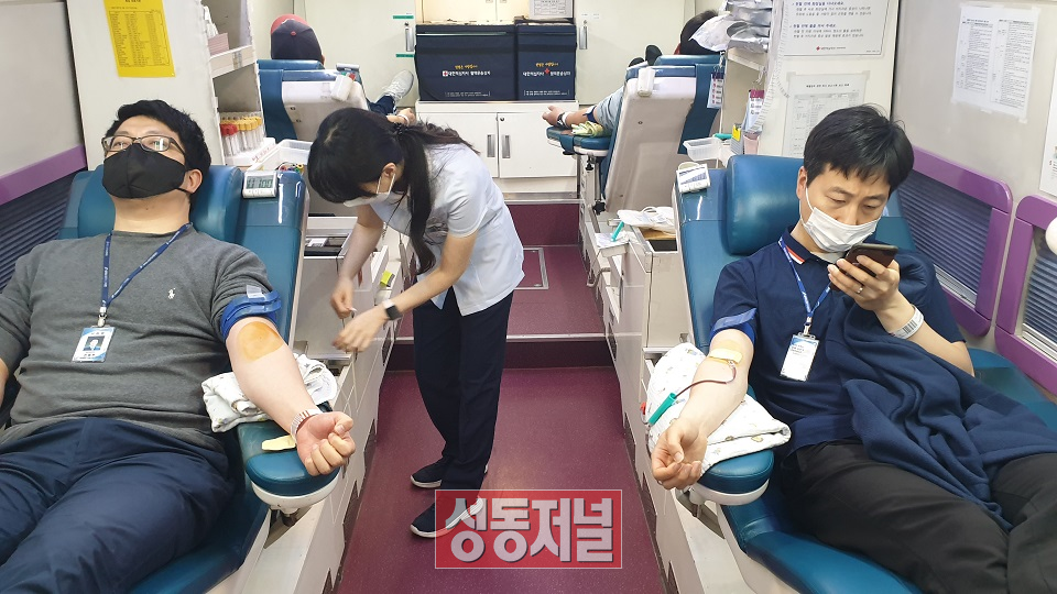 공단 직원들이 헌혈 캠페인에 동참하고 있다.