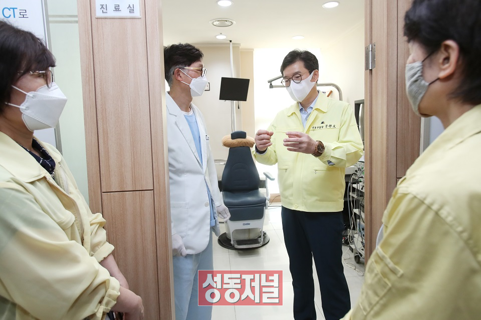 14일 오후 정원오 성동구청장이 행당동에 위치한 연세이비인후과를 방문하여 의료진을 격려하고 의견을 청취하고 있다