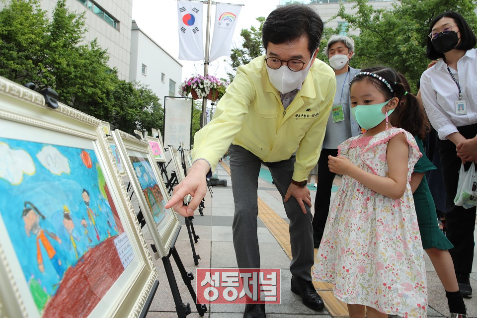 정원오 성동구청장이 꼬마 작가와 함께 그림을 감상하고 있다.