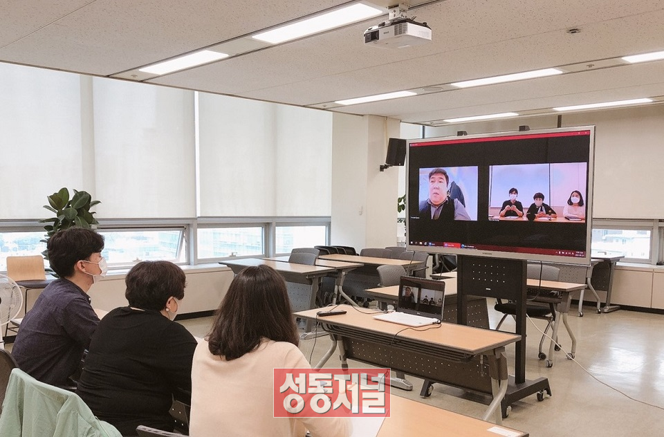 성동구는 국외자매도시 북경시 회유구 탁구협회 임원들과 영상회의를 개최하는 모습