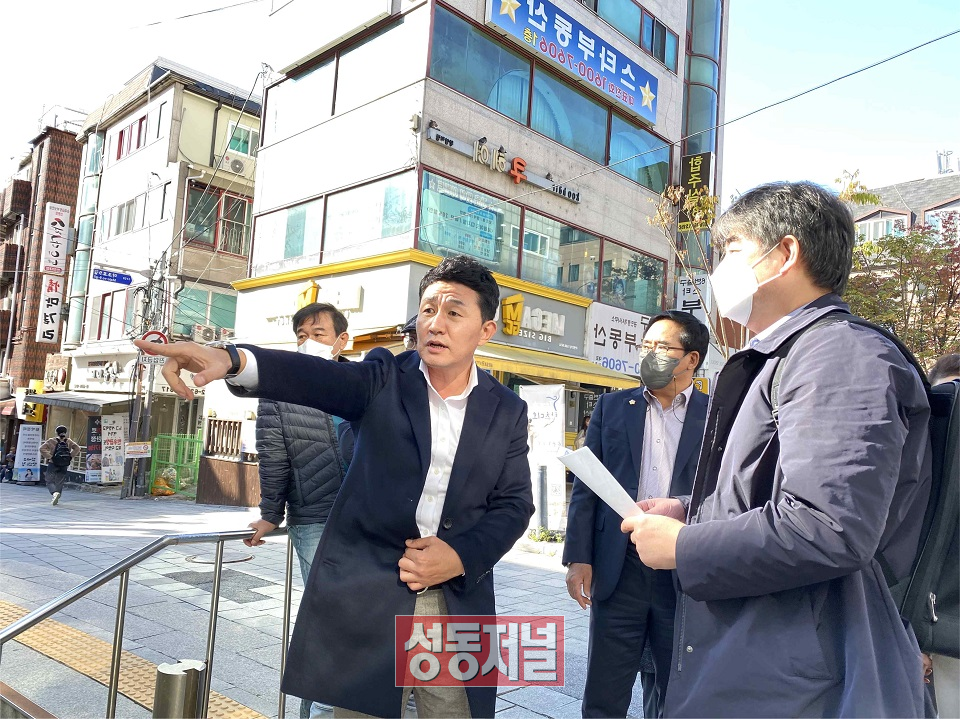 황철규 시의원이 왕십리역 6번 출구 입구에서 서울교통공사 관계자들과 시설을 확인하고 이야기를 나누고 있다.