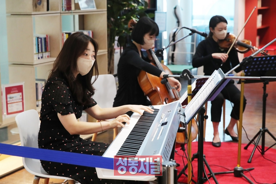 성동구청 1층 책마루에 열리는 정오의 문화공연 개최 모습