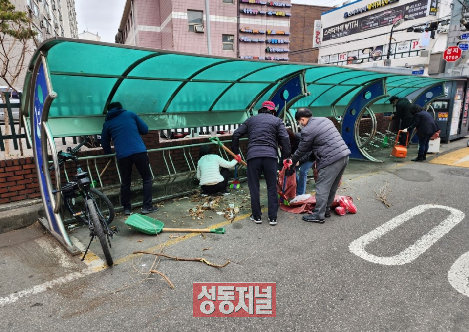 성동구 성수1가제2동에서 새봄맞이 주민합동 환경정비를 실시했다.