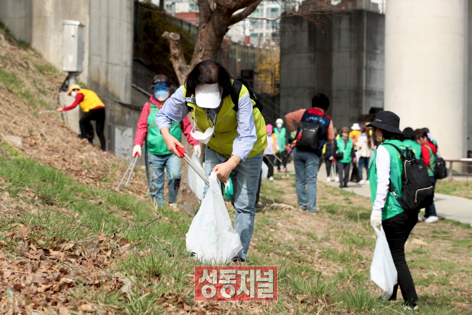 '세계 물의 날'을 맞아 성동구에서 '성동 환경 데이' 플로깅 봉사활동을 진행했다.