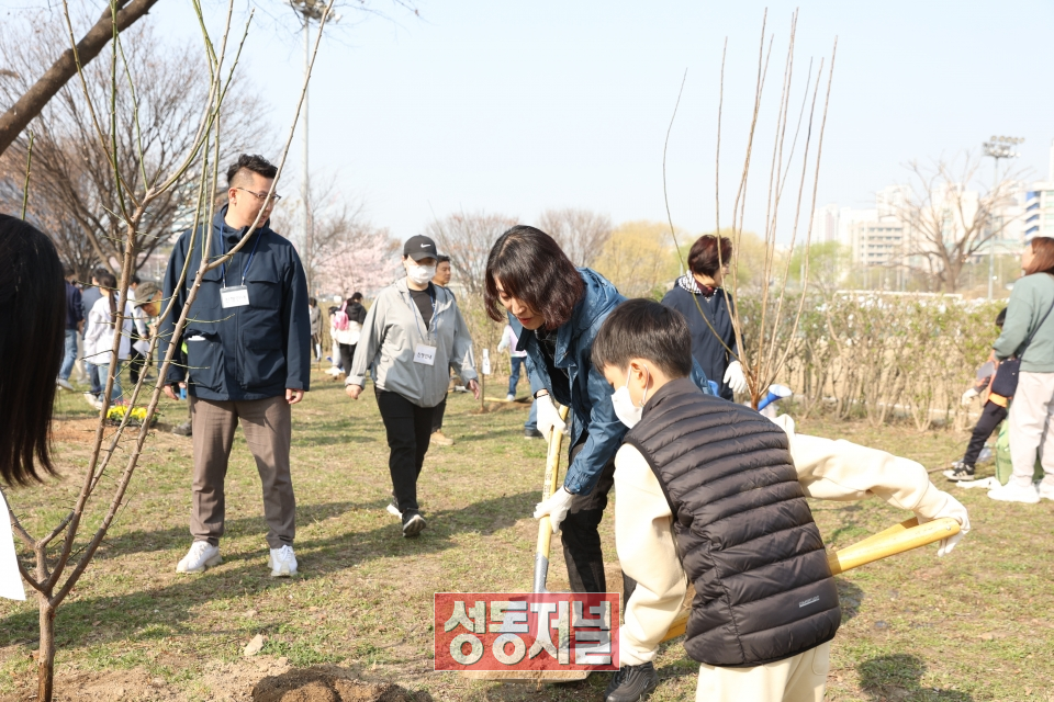 지난 1일 살곶이 체육공원 인근 중랑천 산책로에서 개최된 ‘2023 식목행사’에 참석해 나무 식재를 심는 김현주 의장