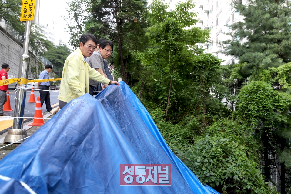 행당동 아파트 폭우 피해 현장에 방문해 복구상황을 점검하는 정원오 성동구청장