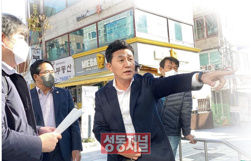 황철규 시의원이 서울시 관계자들과 함께 민원 현장을 점검하고 있다.