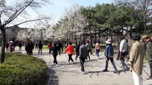 성동구, 특별한 걷기체험 ‘서울숲 노르딕 워킹교실’ 운영
